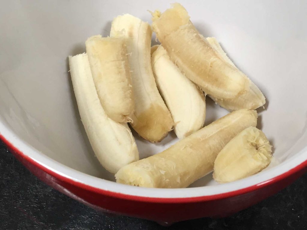 Peeled bananas in a bowl