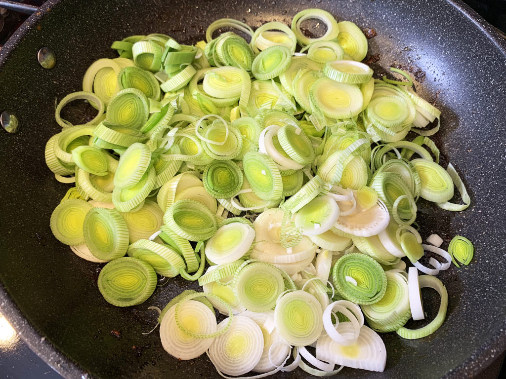 leeks in frying pan with garlic