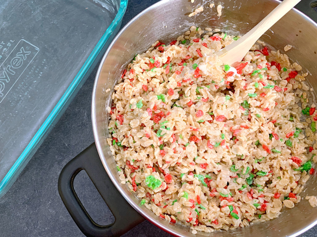 marshmallow et rice krispies mélangés dans la casserole