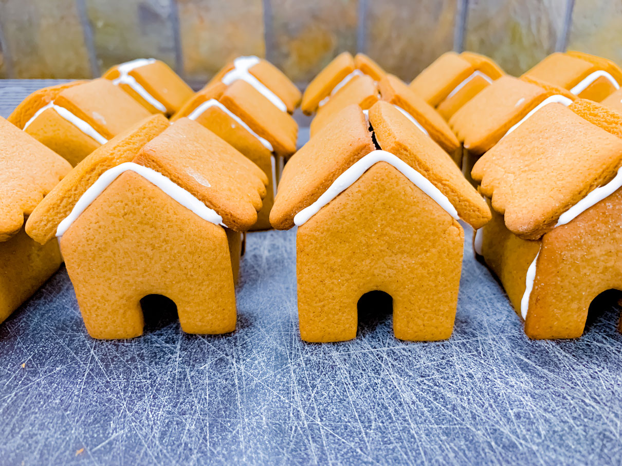 the mini gingerbread houses after the roofs have been attached
