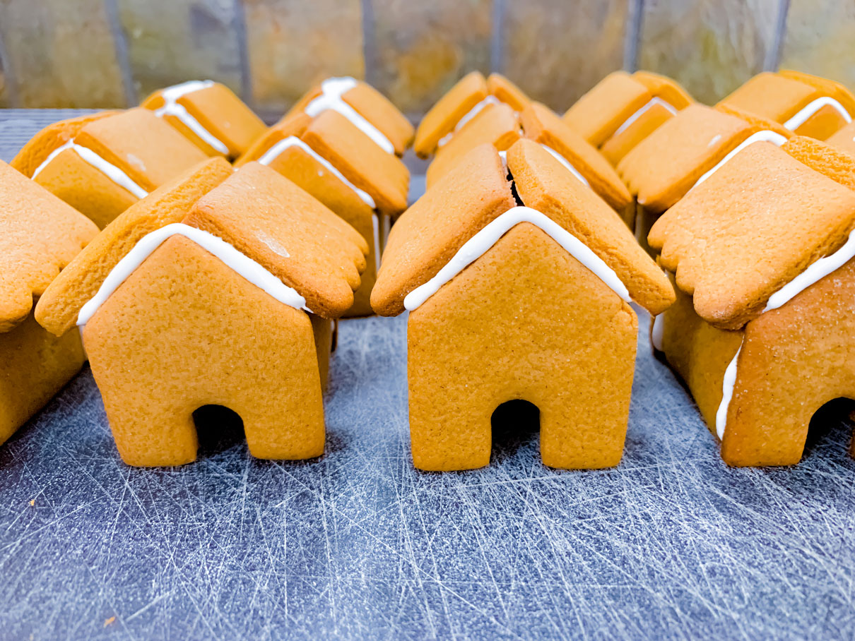  as mini casas de pão de gengibre depois de os telhados terem sido fixados