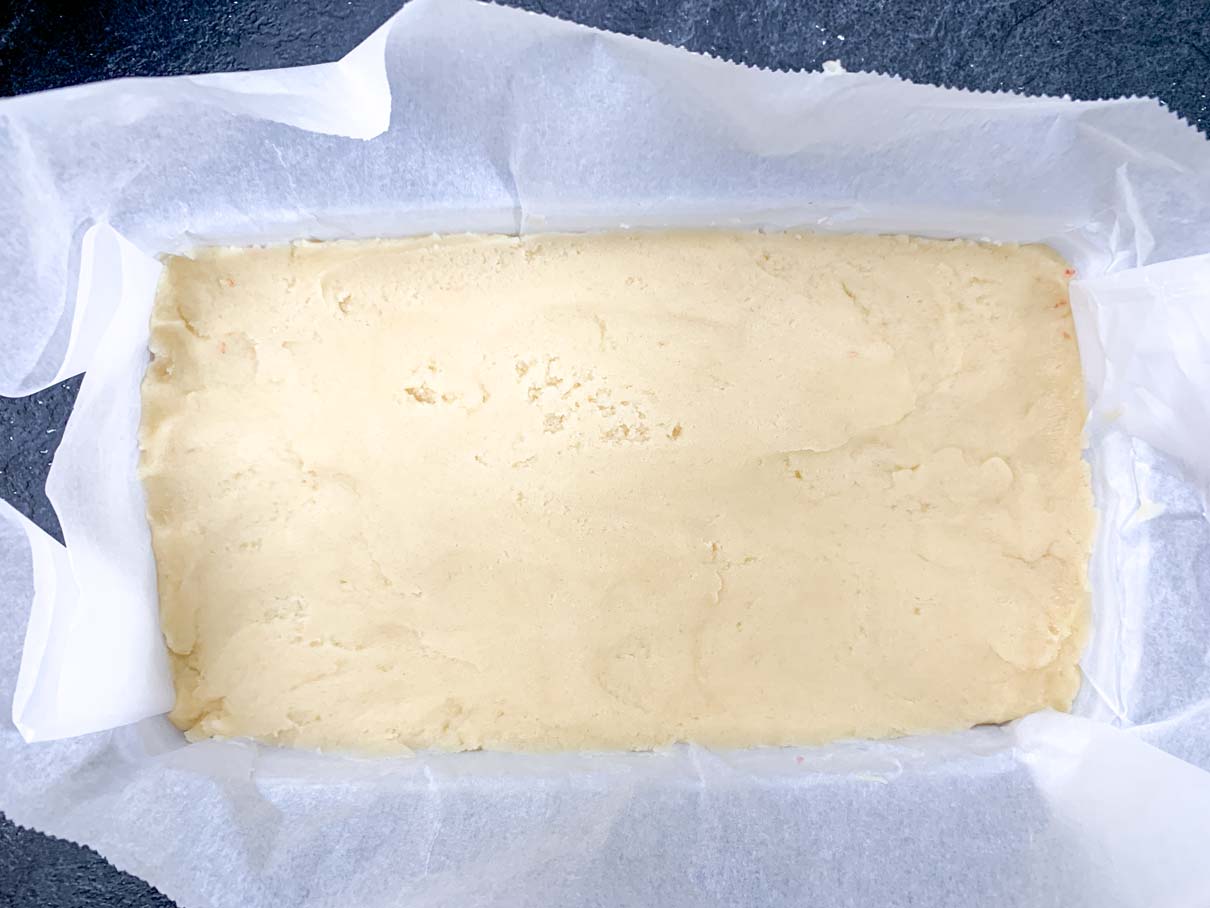 layer of vanilla dough pressed into the container