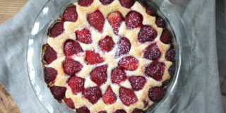 Summer strawberry cake with icing sugar